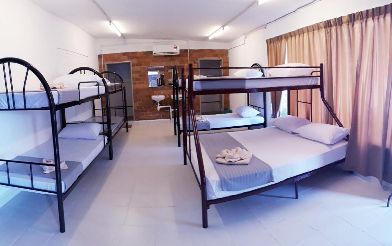 Padang Mat Sirat Dorm Master 호스텔 외부 사진